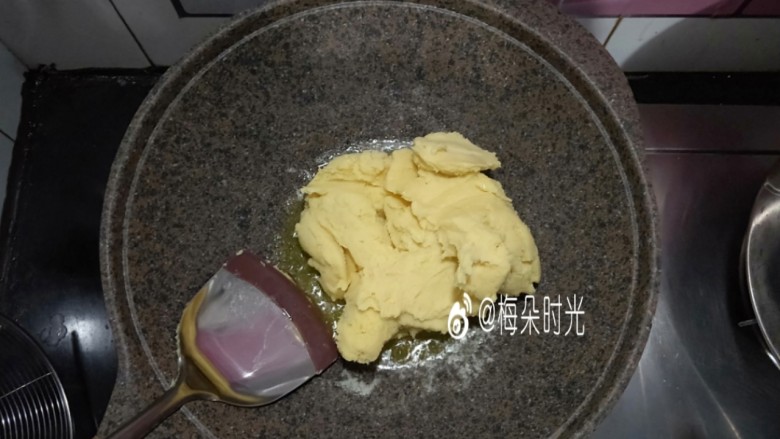 绿豆糕,等黄油完全融化后把绿豆泥倒进去,翻炒,让绿豆泥和黄油完全融合。