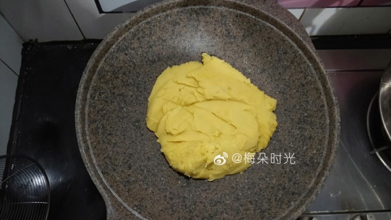绿豆糕,炒到感觉不粘铲子,很干爽了。不能炒的太干,吃着噎人。盛出放盆里。