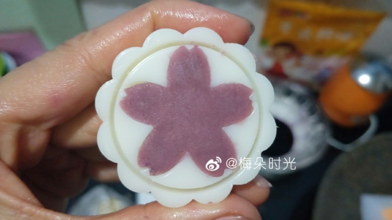 绿豆糕,双色的就是取一部分绿豆泥加入食用色素或者果蔬粉,先把花片凹进去的部分填满,再放原色绿豆泥一起压,就是双色的了。