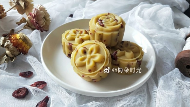 绿豆糕,吃起来,软硬度合适,甜度也不是太甜,还有淡淡奶味。