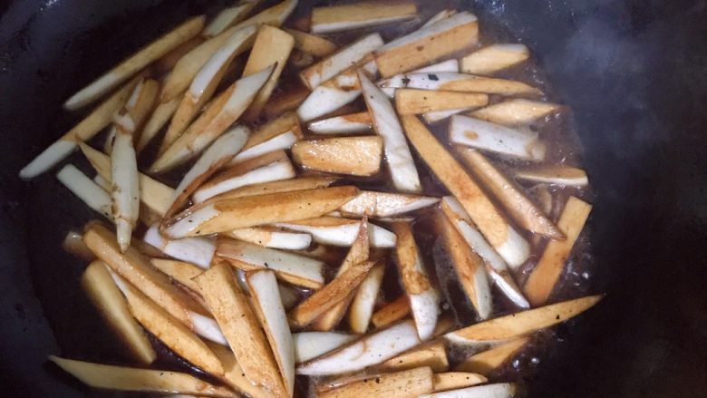 油焖茭白,加水焖煮,保持中小火