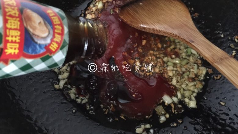 福州荔枝肉,<a style='color:red;display:inline-block;' href='/shicai/ 721'>蚝油</a>,再加醋和白糖,炒匀。