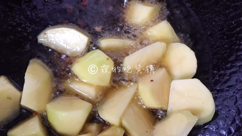 福州荔枝肉,接着炸土豆,炸熟炸透后捞出。