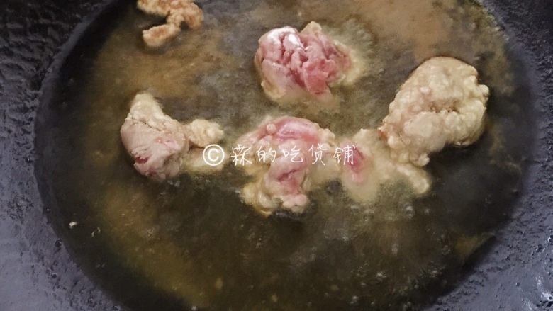 福州荔枝肉,锅里放油,把肉片分批放入,炸至金黄色捞出。