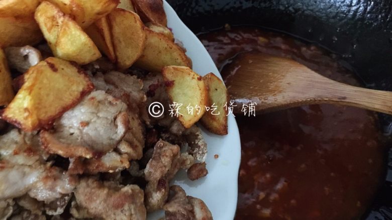 福州荔枝肉,最后把炸好的肉片和土豆倒入,翻炒均匀,让酱汁充分包裹住肉片和土豆。