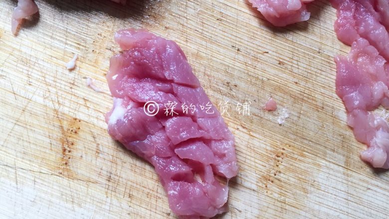 福州荔枝肉,里脊片成一寸见方,稍厚点的片,然后开十字花刀。