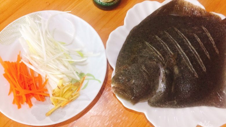 清蒸多宝鱼,撒些料酒,腌制10分钟入味,配料准备好