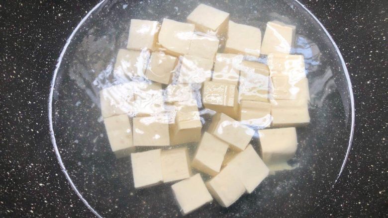 杂蔬豆腐,把豆腐放入焯烫1分钟,这样可以去除豆腥味,焯好捞起来待用。
