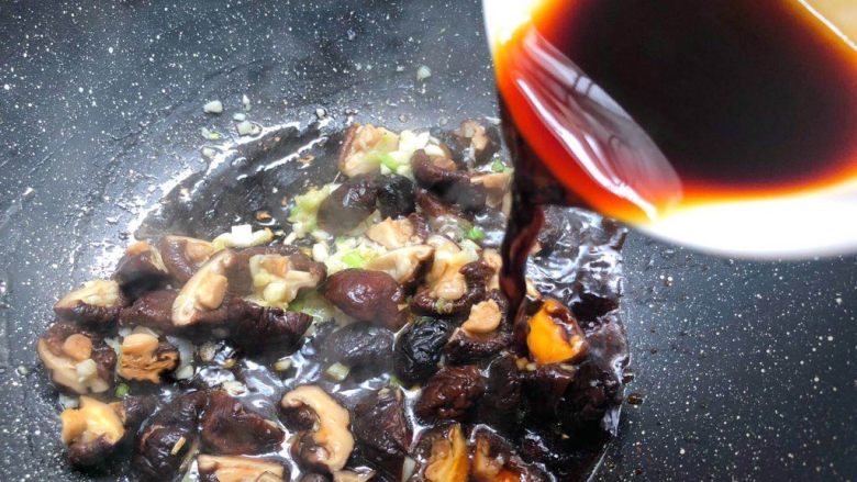 杂蔬豆腐,倒入调好的酱汁,煮3分钟。