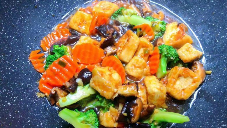 杂蔬豆腐,倒入豆腐,西兰花,胡萝卜快速翻炒均匀,把全部汤汁吸收到菜里即可。