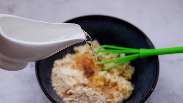 低脂杂粮谷物时蔬饼,加入40度以下的温水(水量自己掌握)