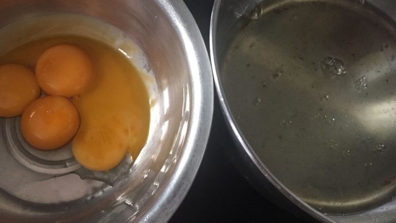 电饭锅胡萝卜蛋糕,蛋黄蛋清分离,打发蛋白的盆子一定要无水无油,蛋白里面也不能掺有蛋黄,不然都会影响打发;