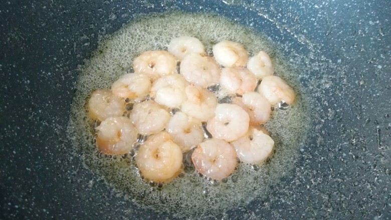 甜豆红萝卜炒虾仁,快速划炒虾仁至熟,盛出备用。