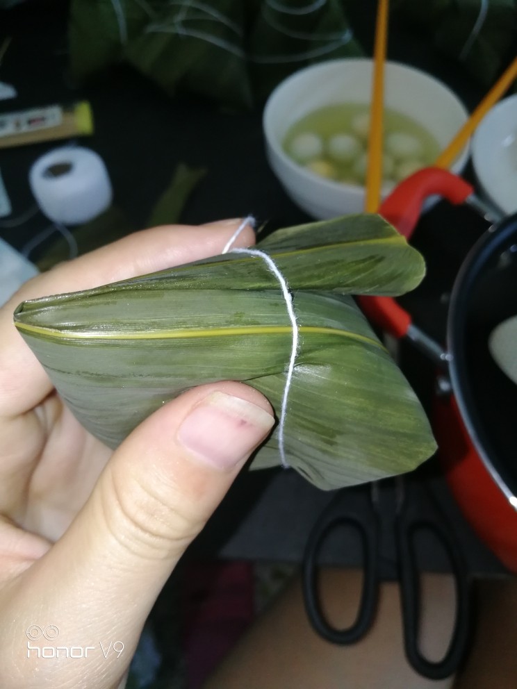 粽情一夏,最后绑线。(由于我表达能力有限,你在网上买有粽子都有教包视频,可以看下)甜粽子就包好了