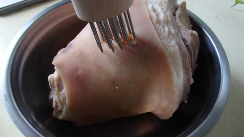 压桌菜:酱汁全肘,用肉插扎眼,放入高压锅内