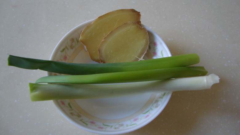 压桌菜:酱汁全肘, 葱姜改刀