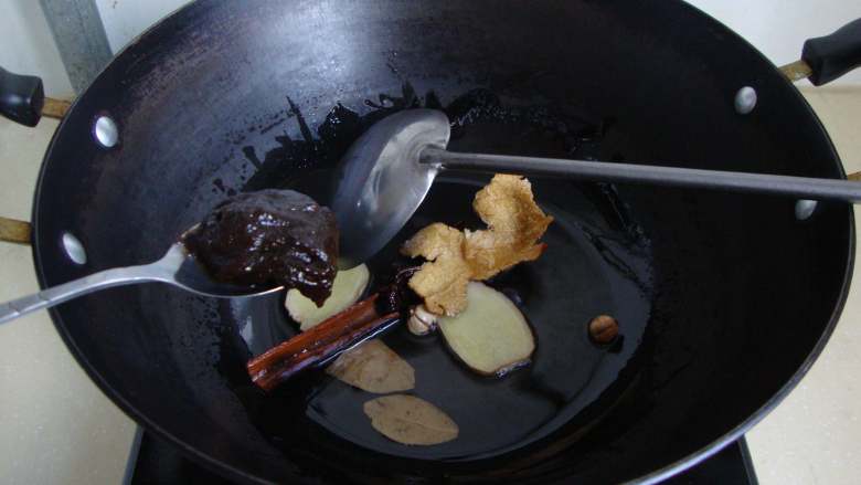 压桌菜:酱汁全肘,底油炒香葱以外香料,加黄豆酱和甜面酱炒香