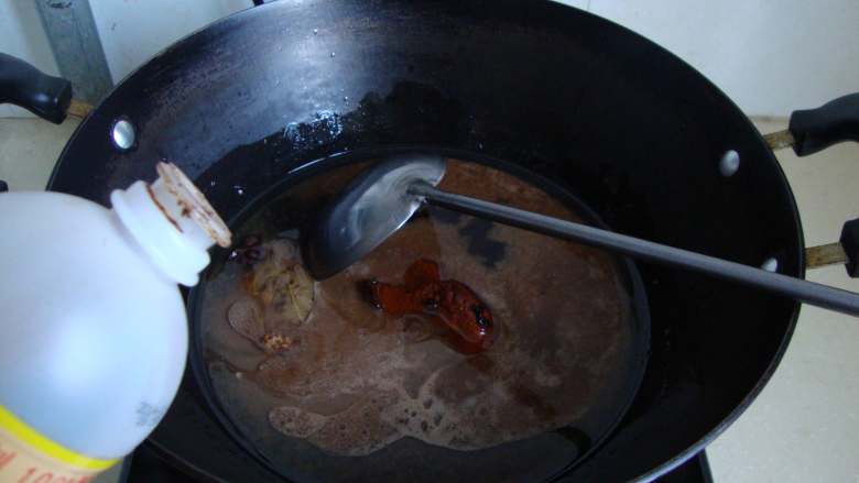 压桌菜:酱汁全肘,加酱油、老汤、老抽、水煮开