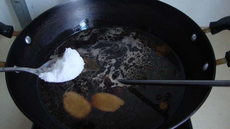 压桌菜:酱汁全肘,加盐、糖、鸡精调味,倒入高压锅里
