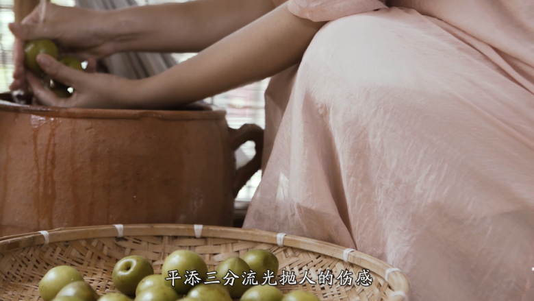 【脆青梅】嘎嘣一咬,酸甜生津,尝尝古人初夏的滋味!,选取个头大的青脆青梅,清水中洗净去蒂,用小锤子或刀背将青梅拍出裂痕,放入<a style='color:red;display:inline-block;' href='/shicai/ 831'>粗盐</a>,腌制一天。