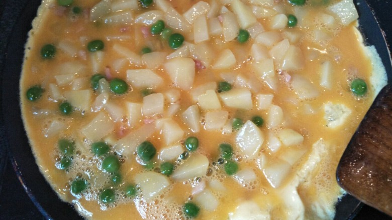 土豆蛋饼,倒入土豆蛋液慢火煎,煎到蛋液凝固。