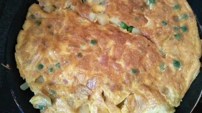土豆蛋饼,翻转过来煎另一面,两面煮好即可。