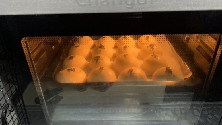 蜜豆餐包,预热 上火160下火150烤15分钟