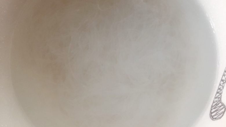 凉拌小白菜粉丝,锅里烧开水煮一下,煮完用清水泡着