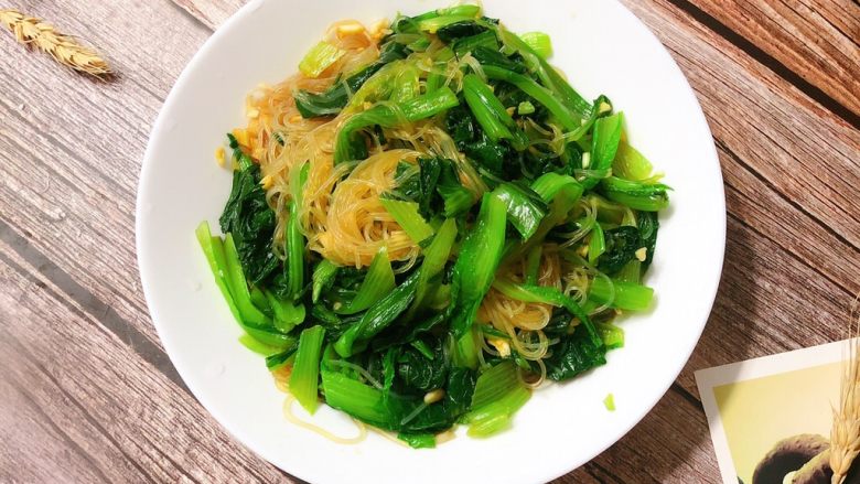 凉拌小白菜粉丝,好了,装盘😊