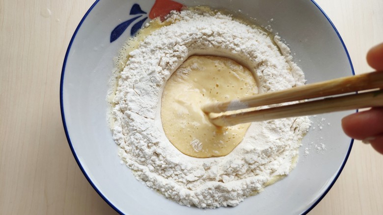 茴香小油条(不用手揉),倒入面粉,用筷子从中间往外将蛋液和面粉混合成面糊。