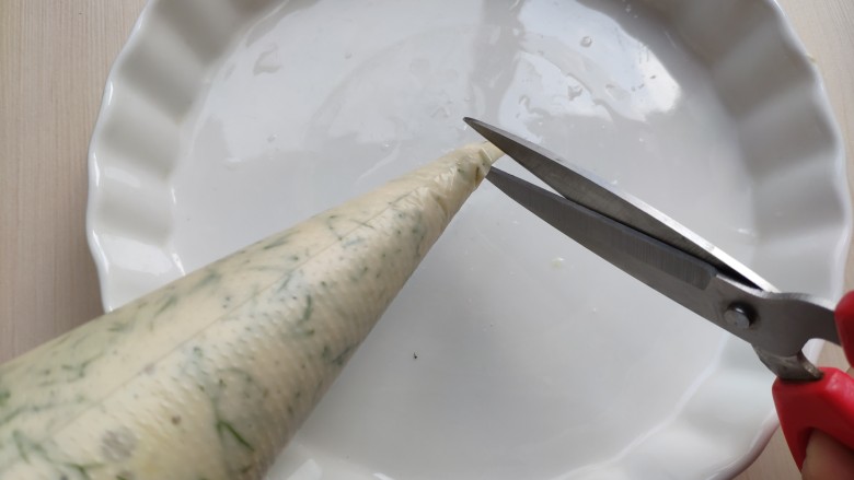 茴香小油条(不用手揉),用剪子剪开个小口,先剪的小一点,试试后不行再剪,不要上来就剪大了。