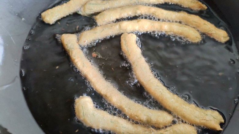 茴香小油条(不用手揉),一面炸好后给它翻个面,炸到两面金黄即可。