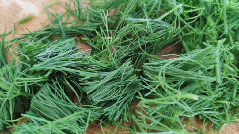 茴香小油条(不用手揉),切成1.5cm左右的小段。