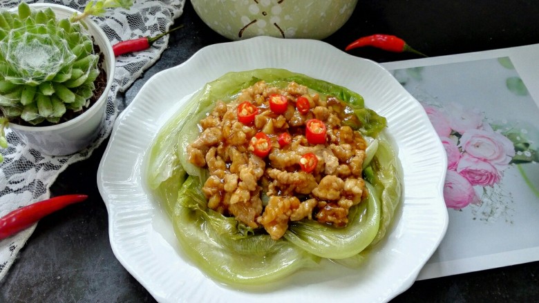 肉末生菜,拍上成品图,一道美味又营养的肉末生菜就完成了。