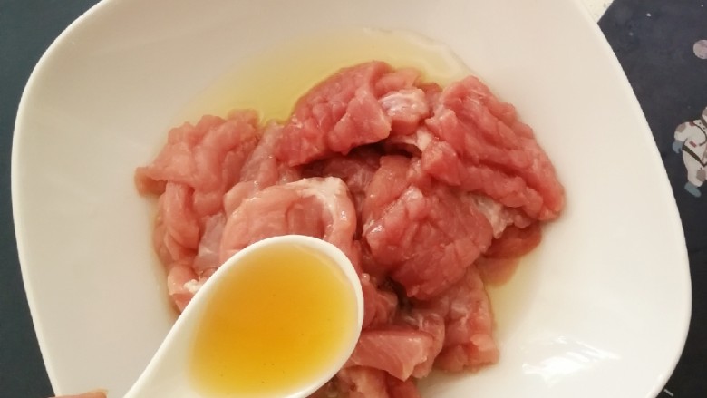 荔枝肉,加入<a style='color:red;display:inline-block;' href='/shicai/ 718'>料酒</a>