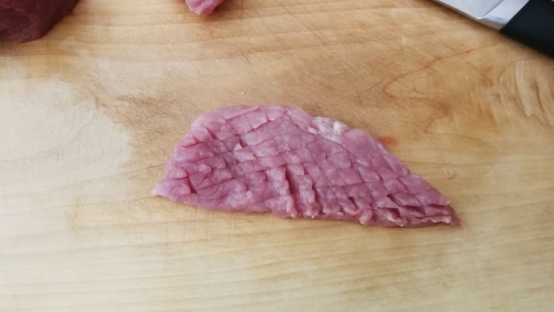 荔枝肉,大块肉切片 打网格花刀 再斜切一刀 依次处理好放入大碗里