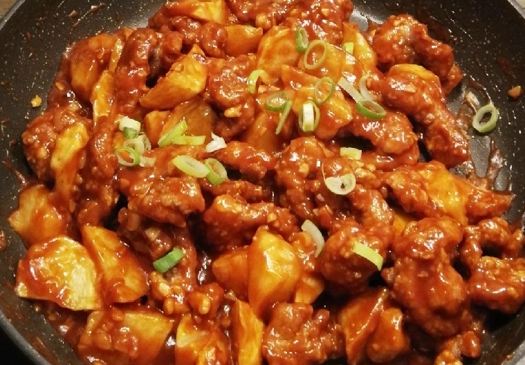 荔枝肉,最后烹入<a style='color:red;display:inline-block;' href='/shicai/ 715'>白醋</a> 撒上葱花 快速翻炒 关火