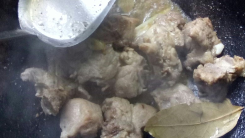 珍珠米梅香排骨,放入排骨,烹料酒,大火炒香。