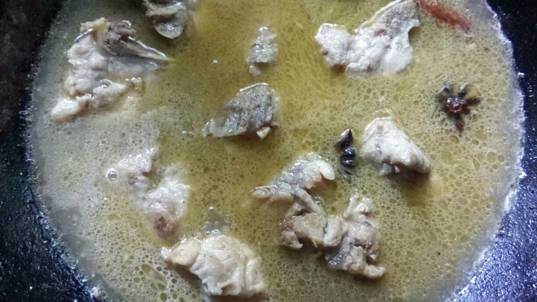 珍珠米梅香排骨,加高汤,大火煮排骨。