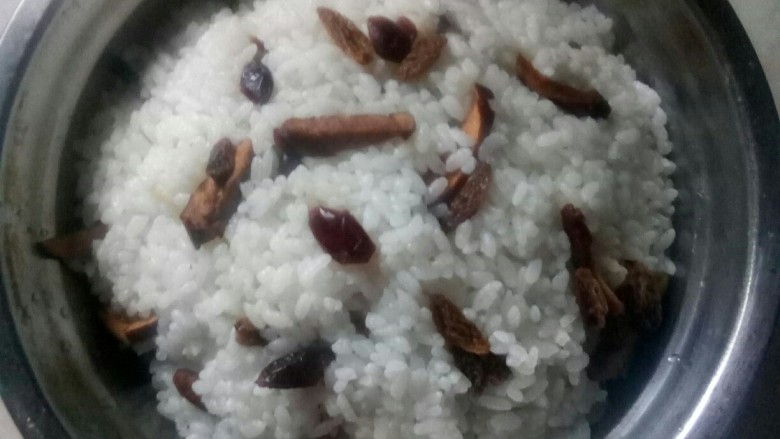 珍珠米梅香排骨,加入果仁珍珠饭压实,放蒸锅蒸半个小时。