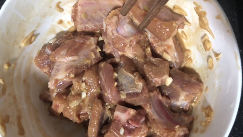 蒜蓉排骨蒸苦瓜,搅拌好的排骨,腌制半小时入味