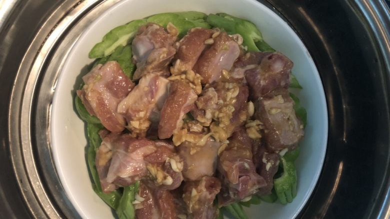 蒜蓉排骨蒸苦瓜,锅内烧热水,放入排骨,大火蒸20分钟
