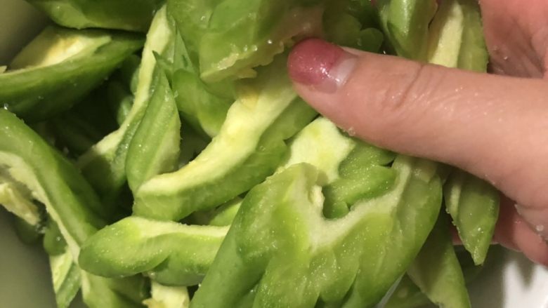 蒜蓉排骨蒸苦瓜,轻轻抓匀,静置十分钟