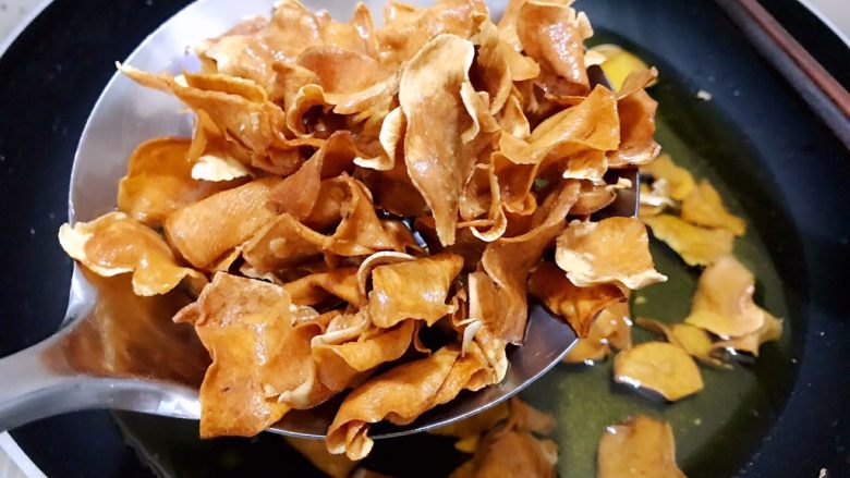 红薯的终极吃法——芝麻苕酥糖,变金黄色后马上用漏勺捞出
动作要快姿势要帅
毕竟金黄与糊掉之间只有少少的时间,大家要掌握好