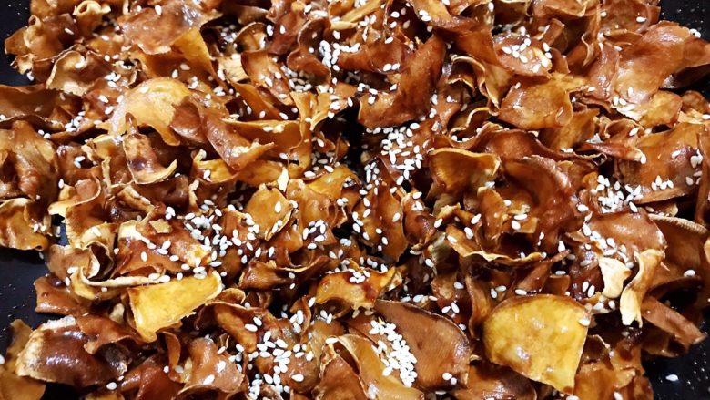 红薯的终极吃法——芝麻苕酥糖,关火撒上<a style='color:red;display:inline-block;' href='/shicai/ 141911'>熟白芝麻</a>即可
出锅倒在烤盘里晾凉用筷子划拉开,做好的苕酥糖是片片分开不会粘粘在一起的