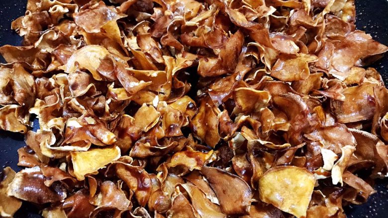 红薯的终极吃法——芝麻苕酥糖,快速翻炒均匀,让每块薯片均匀裹上汤汁