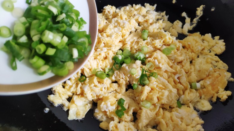 菜煎饼(韭菜鸡蛋馅),加入<a style='color:red;display:inline-block;' href='/shicai/ 157'>小葱</a>。