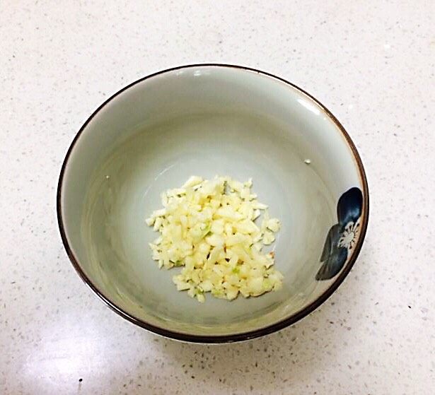 蔬菜卷,把大蒜切成末