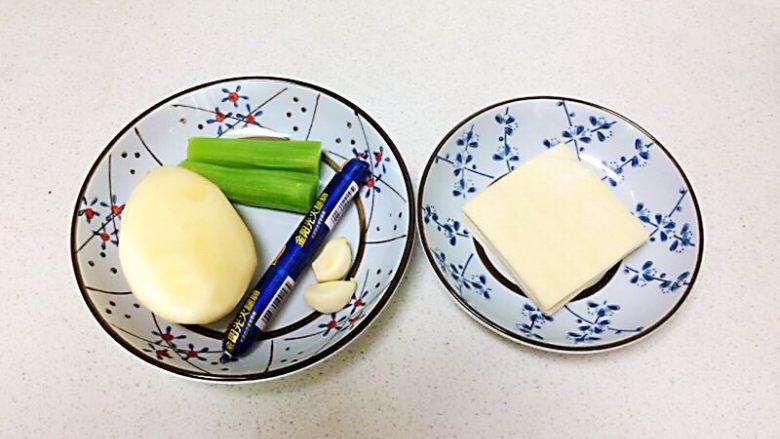 蔬菜卷,准备食材:<a style='color:red;display:inline-block;' href='/shicai/ 4453'>馄饨皮</a>,无淀粉儿童火腿肠,蒜瓣,土豆,青笋
