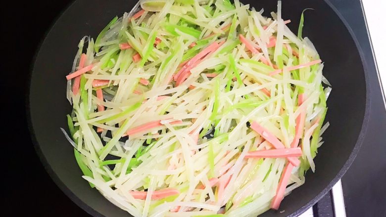 蔬菜卷,加入火腿肠,翻炒均匀